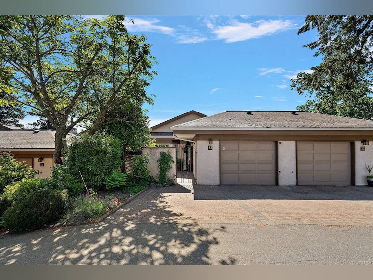 32-901 Kentwood Lane, Saanich, BC, V8Y 2Y7
