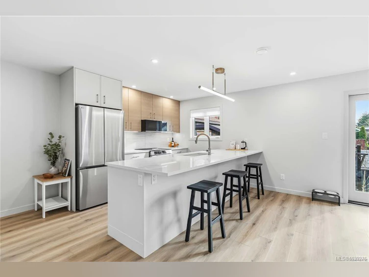 6-1789 Emerson Street, Victoria, BC, V8R 2C2