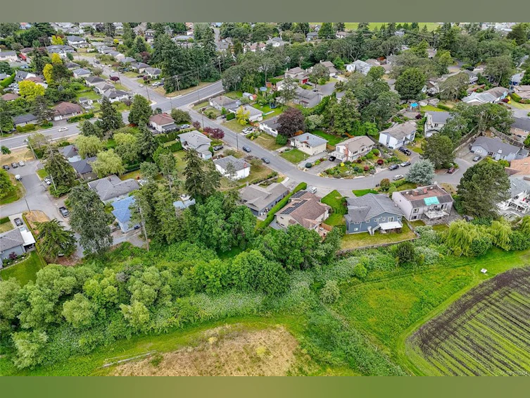 4035 Century Road, Saanich, BC, V8X 2E5 - 38