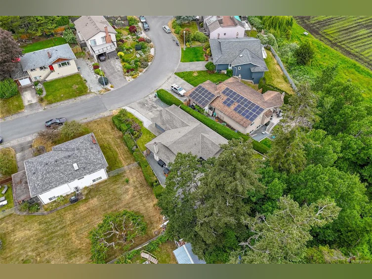 4035 Century Road, Saanich, BC, V8X 2E5 - 36