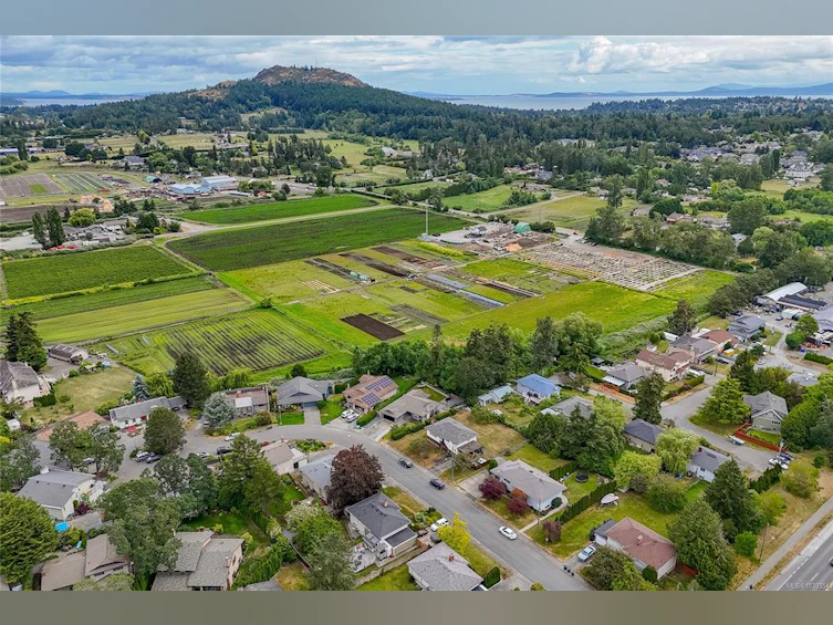 4035 Century Road, Saanich, BC, V8X 2E5