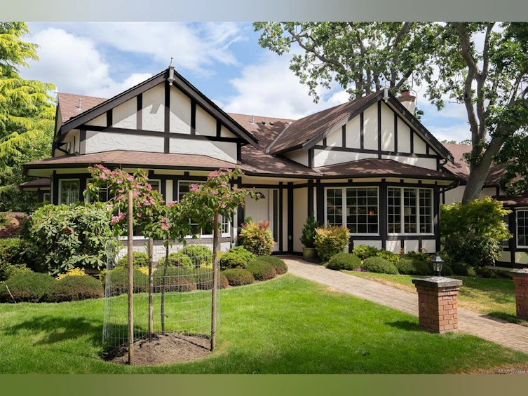 2112 Granite Street, Oak Bay, BC, V8S 3G6