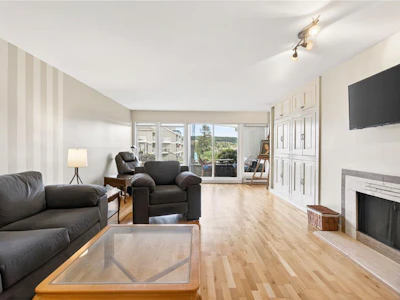 310-2560 Departure Bay Road - 4