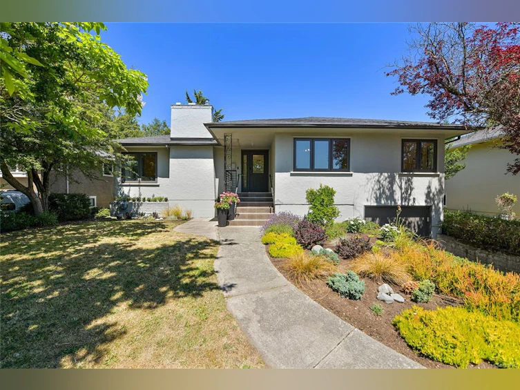 2134 Neil Street, Oak Bay, BC, V8R 3E4