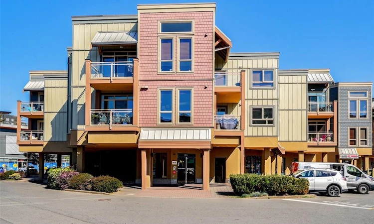 207-751 Goldstream Avenue