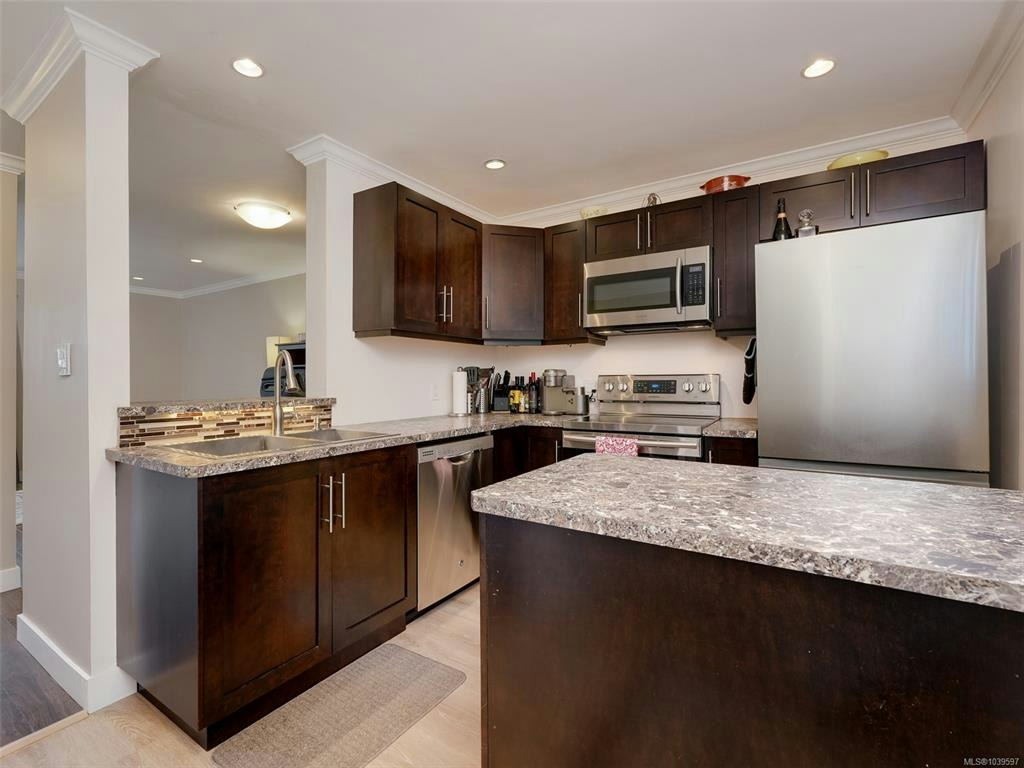 201-991 Cloverdale Avenue, Saanich, BC, V8X 2T5