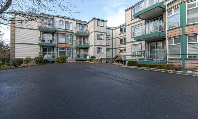 212-894 Vernon Avenue