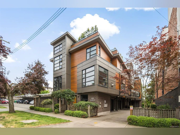 4-1137 Meares Street, Victoria, BC, V8V 3J9