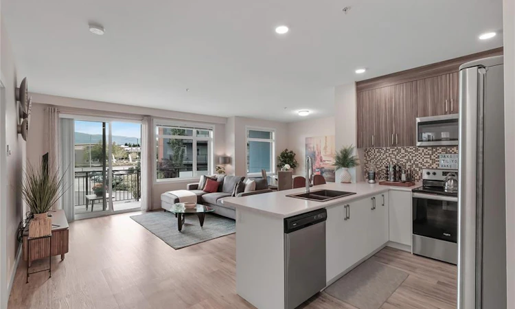 201-6544 Metral Drive