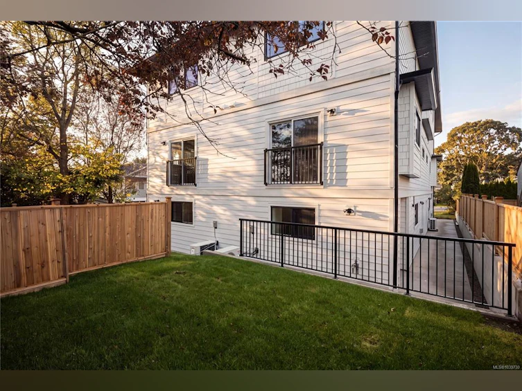4-913 Dale Street, Saanich, BC, V8X 2V9 - 2
