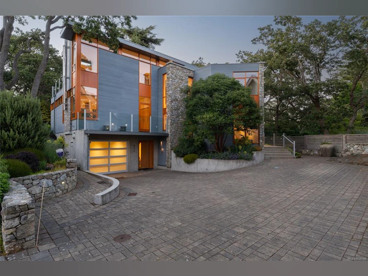 435 Chadwick Place, Victoria, BC, V8S 1H4