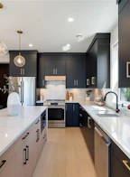 2 588 Whiteside Street