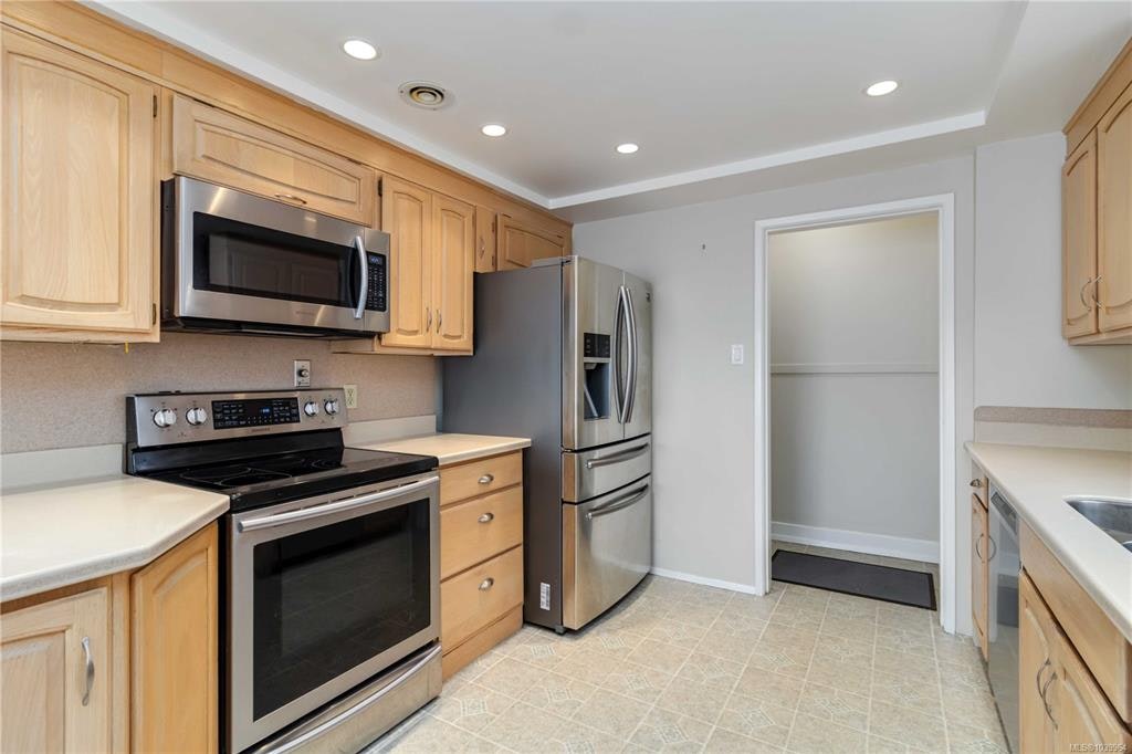 1811 Hollywood Crescent, Victoria, BC, V8S 1J2 - 18