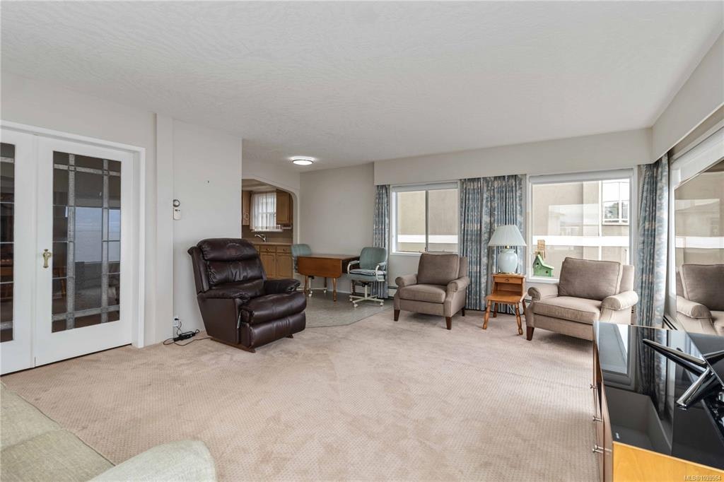 1811 Hollywood Crescent, Victoria, BC, V8S 1J2 - 11
