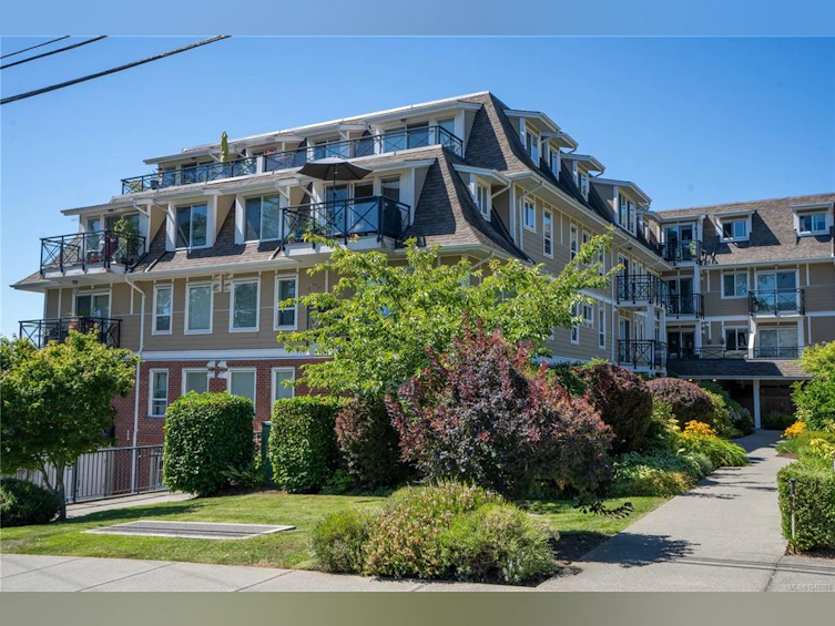 204-4536 Viewmont Avenue, Saanich, BC, V8Z 5L2