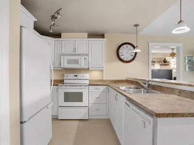204-4536 Viewmont Avenue - 3