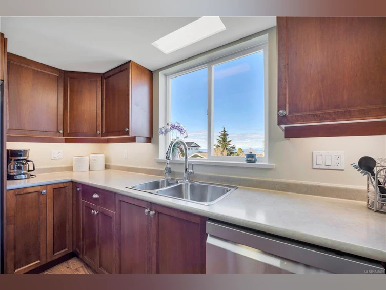 315 W Crescent Road, Qualicum Beach, BC, V9K 1J7 - 28
