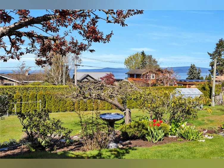 315 W Crescent Road, Qualicum Beach, BC, V9K 1J7 - 40