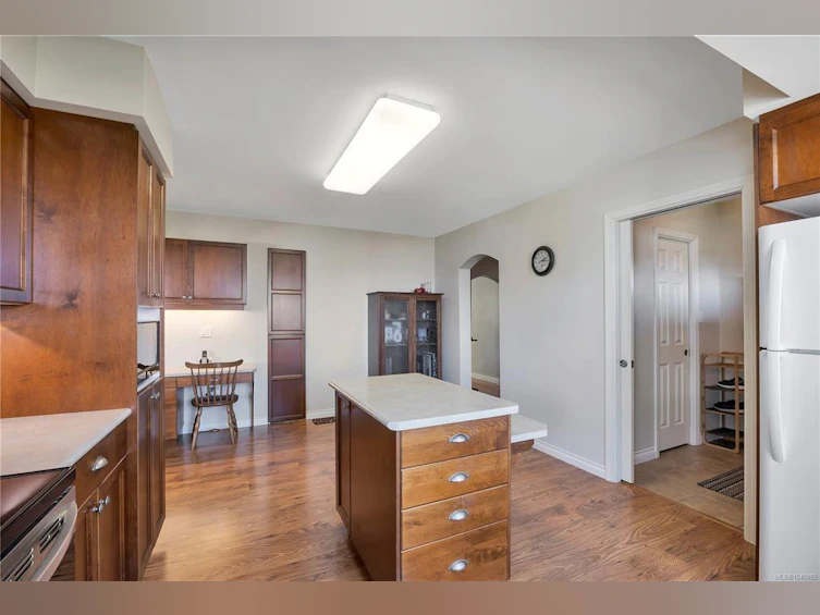 315 W Crescent Road, Qualicum Beach, BC, V9K 1J7 - 26