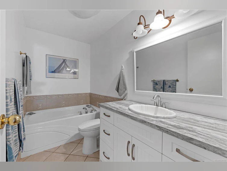 323 W Hoylake Road, Qualicum Beach, BC, V9K 1K5 - 40