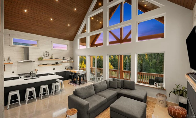455 Arrowsmith Ridge