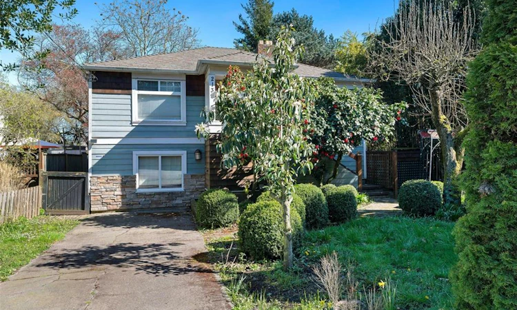 2139 Foul Bay Road