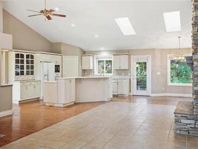1747 Sangster Crescent - 3