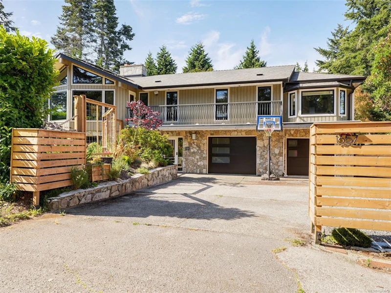 1657 Ash Road, Saanich BC V8N 2T2