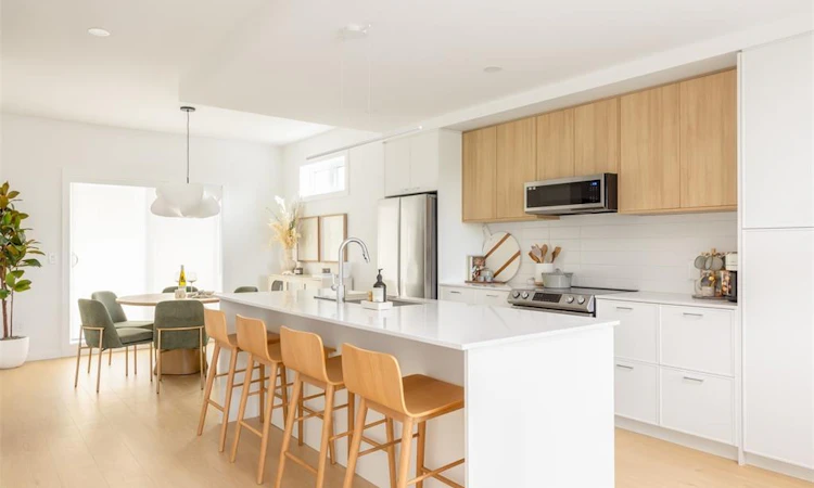 TH10-3450 Whittier Avenue