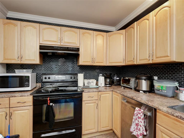 111-3215 Alder Street, Saanich, BC, V8X 1P3 - 5