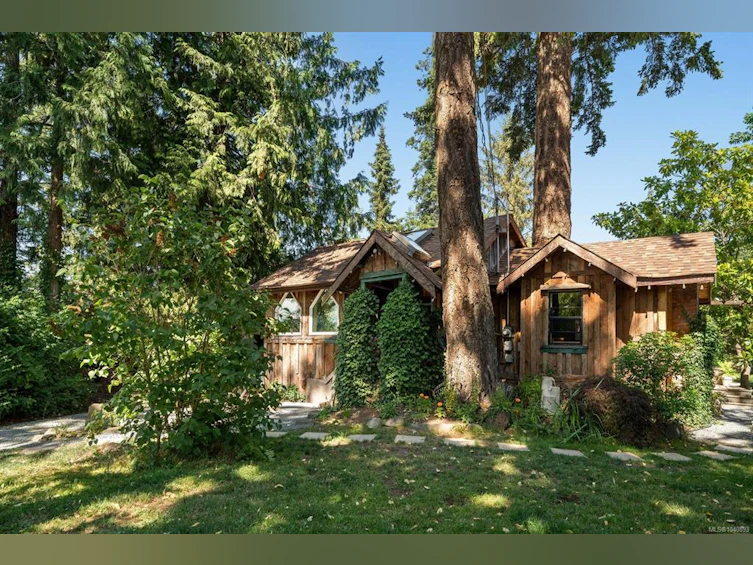 10301 West Saanich Road, North Saanich, BC, V8L 5T8