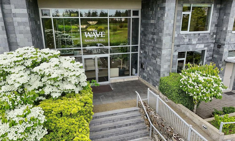 401-5332 Sayward Hill Crescent