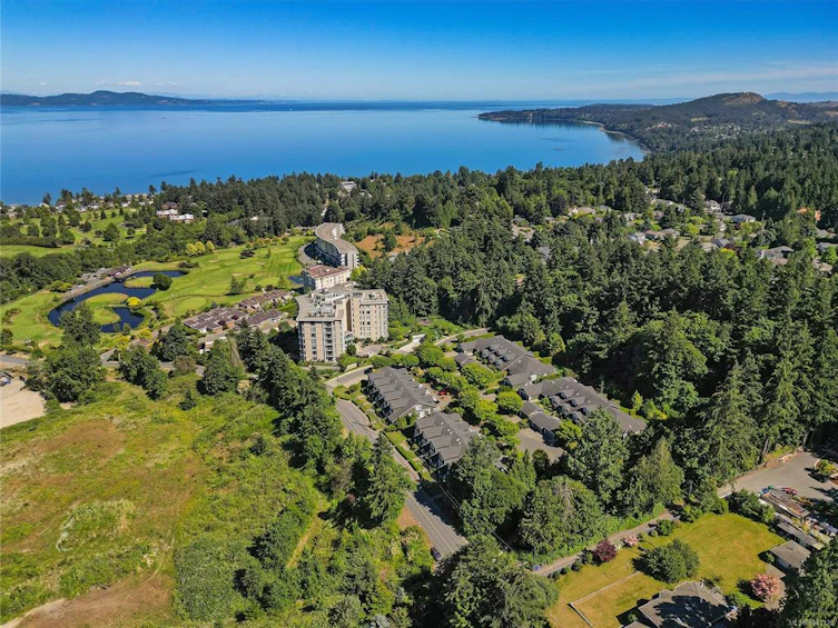 770 Hill Rise Lane, Saanich, BC, V8Y 3K2 - 3