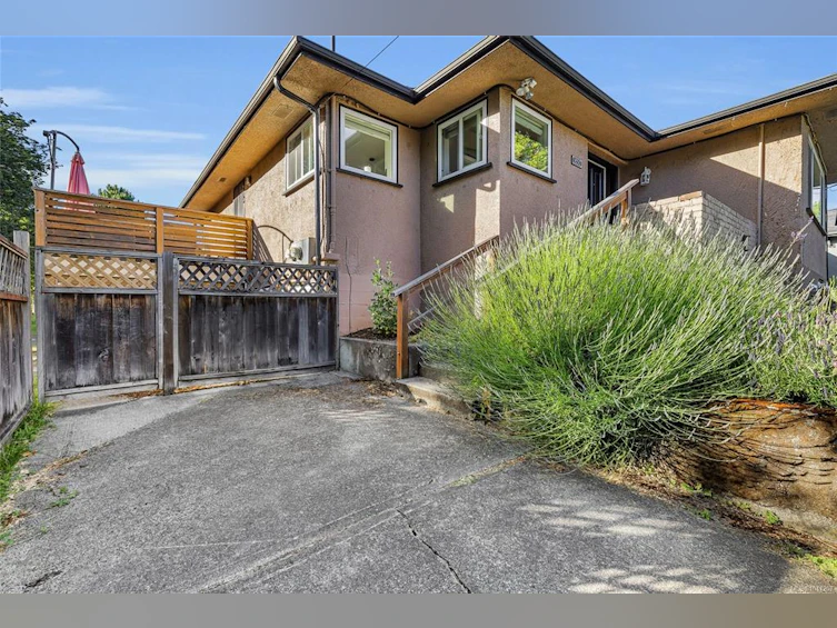 1650 Chandler Avenue, Victoria, BC, V8S 1N6 - 4