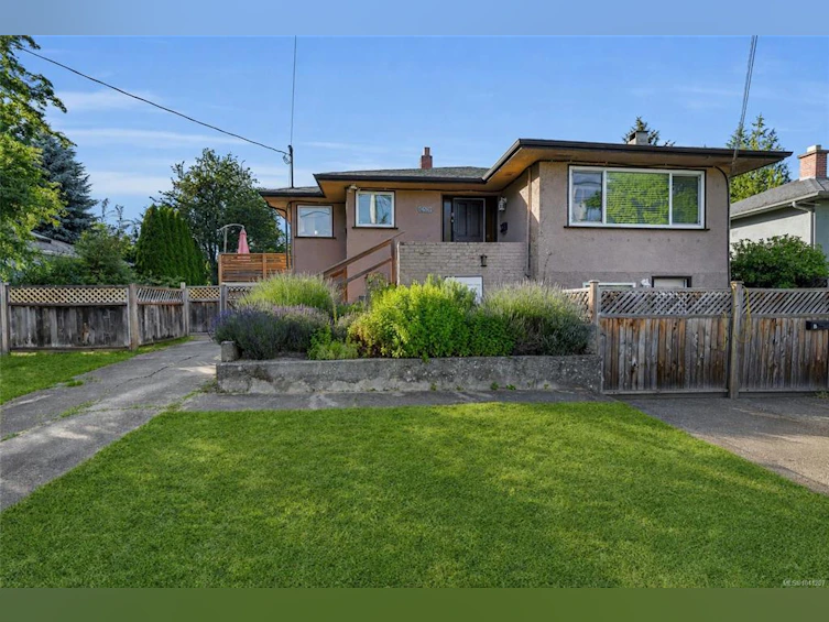 1650 Chandler Avenue, Victoria, BC, V8S 1N6 - 2