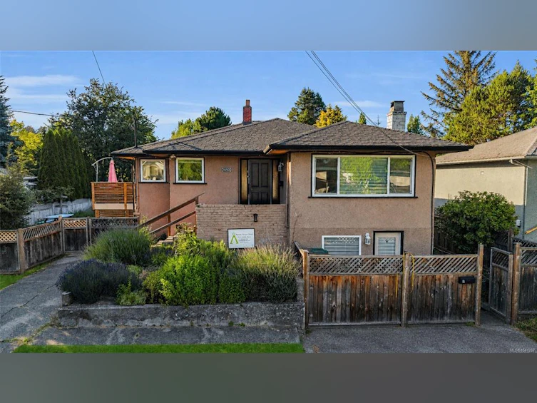 1650 Chandler Avenue, Victoria, BC, V8S 1N6