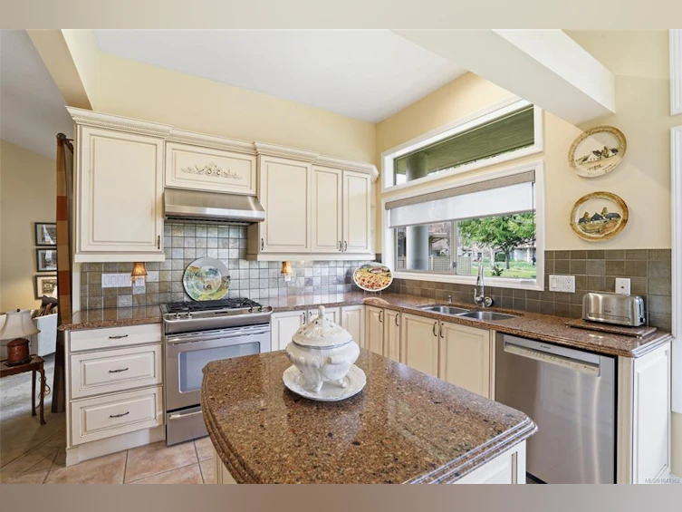 817 Lakes Boulevard, French Creek, BC, V9P 2P8 - 4