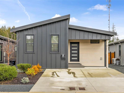 9-3025 Royston Road - 2