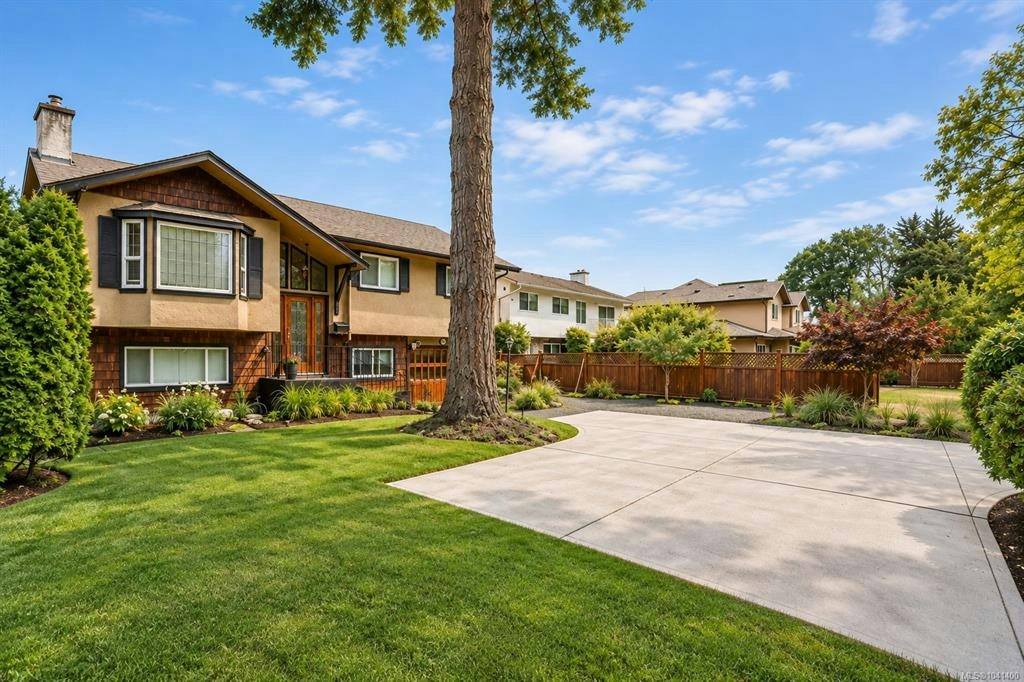 4379 Shelbourne Street, Saanich, BC, V8N 3G4