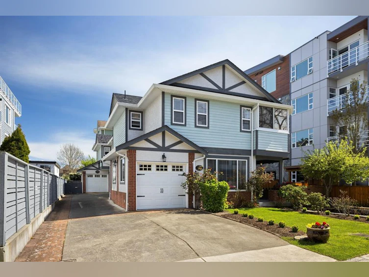 1-9875 Third Street, Sidney, BC, V8L 3A8 - 3