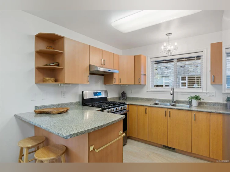 1-9875 Third Street, Sidney, BC, V8L 3A8 - 5