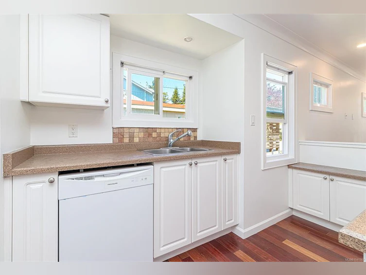 881 Leslie Drive, Saanich, BC, V8X 2Y3 - 12