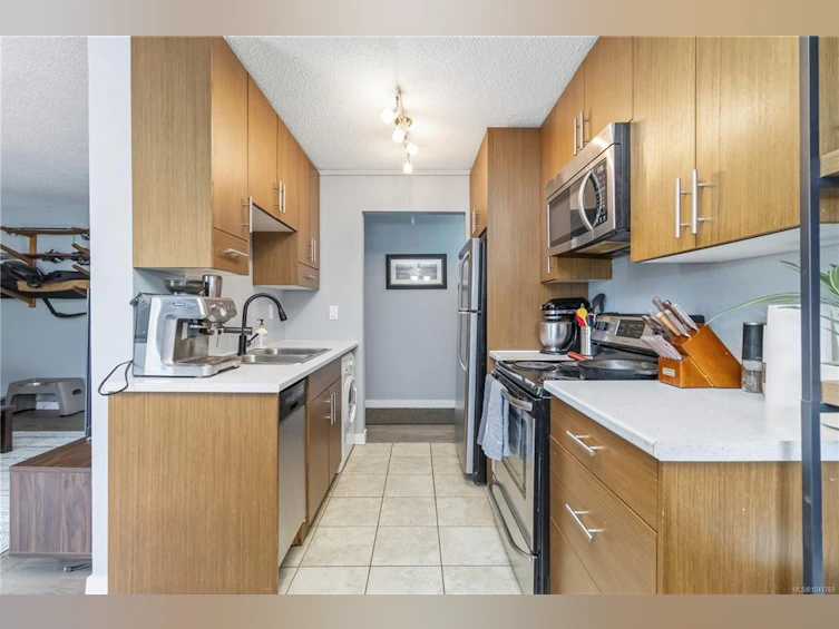203-3800 Quadra Street, Saanich, BC, V8R 5G4 - 10