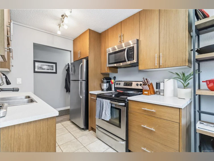203-3800 Quadra Street, Saanich, BC, V8R 5G4 - 11