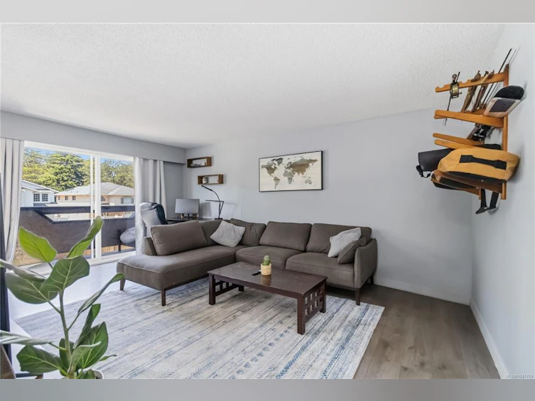 203-3800 Quadra Street, Saanich, BC, V8R 5G4 - 3