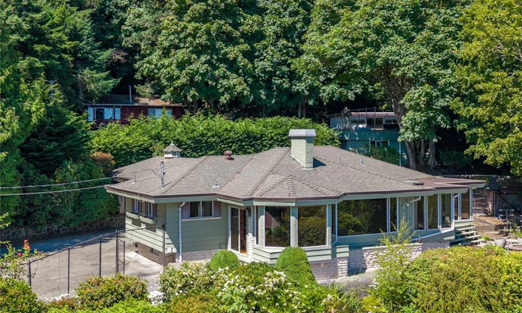 4916 Lochside Drive