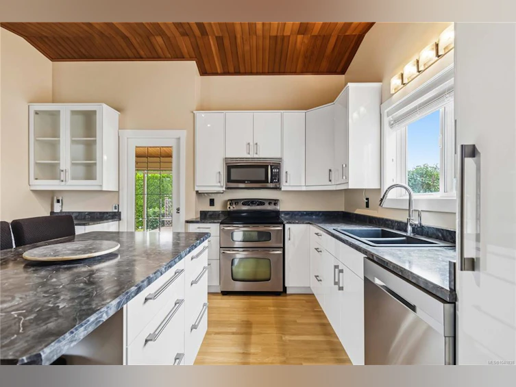 1131 Holly Park Road, Central Saanich, BC, V8M 1E6 - 11