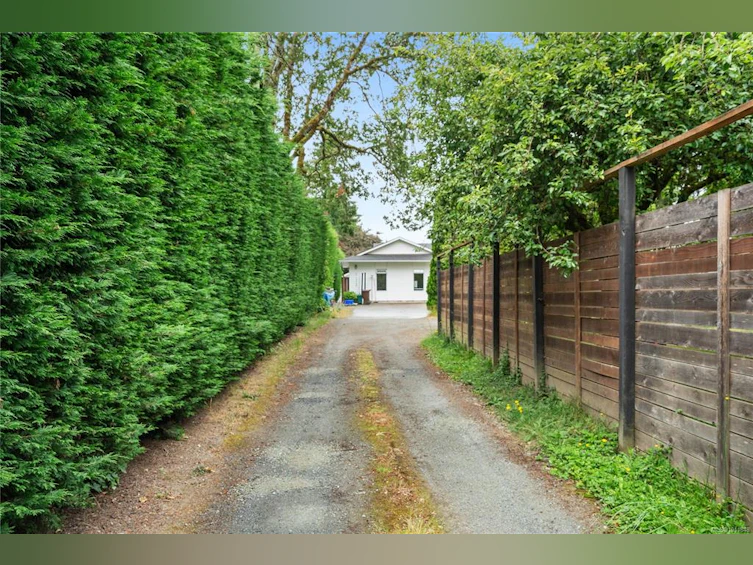2-1215 Stelly's Cross Road, Central Saanich, BC, V8M 1H3 - 2