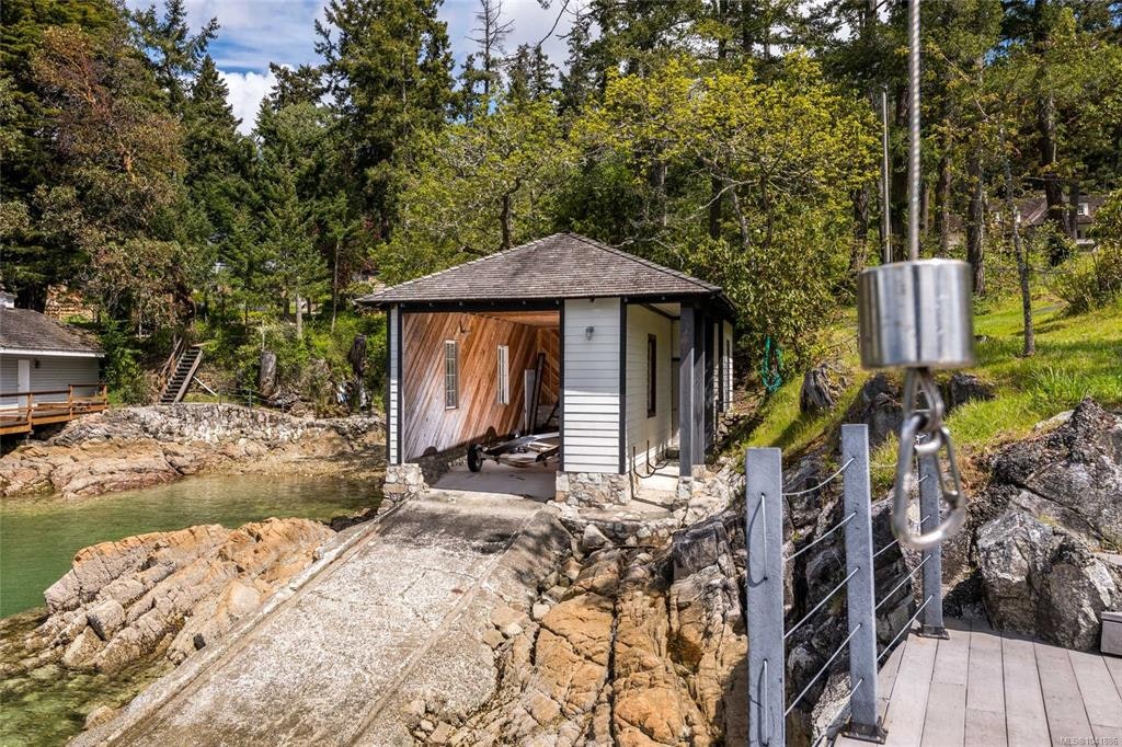605 Senanus Drive, Central Saanich, BC, V8M 1S6 - 61