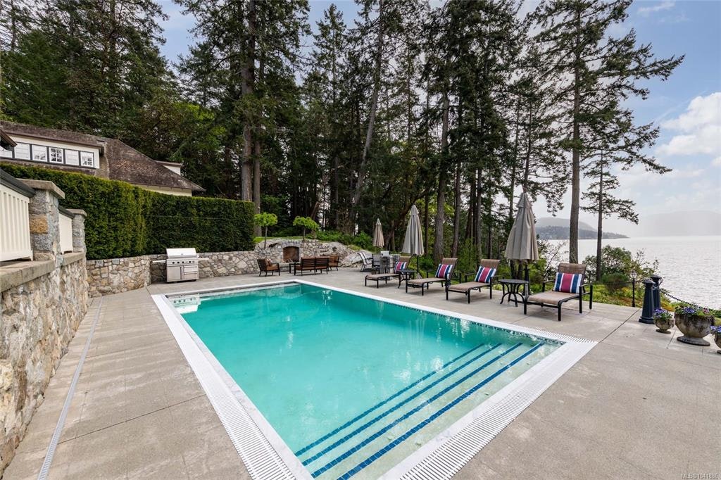 605 Senanus Drive, Central Saanich, BC, V8M 1S6 - 9